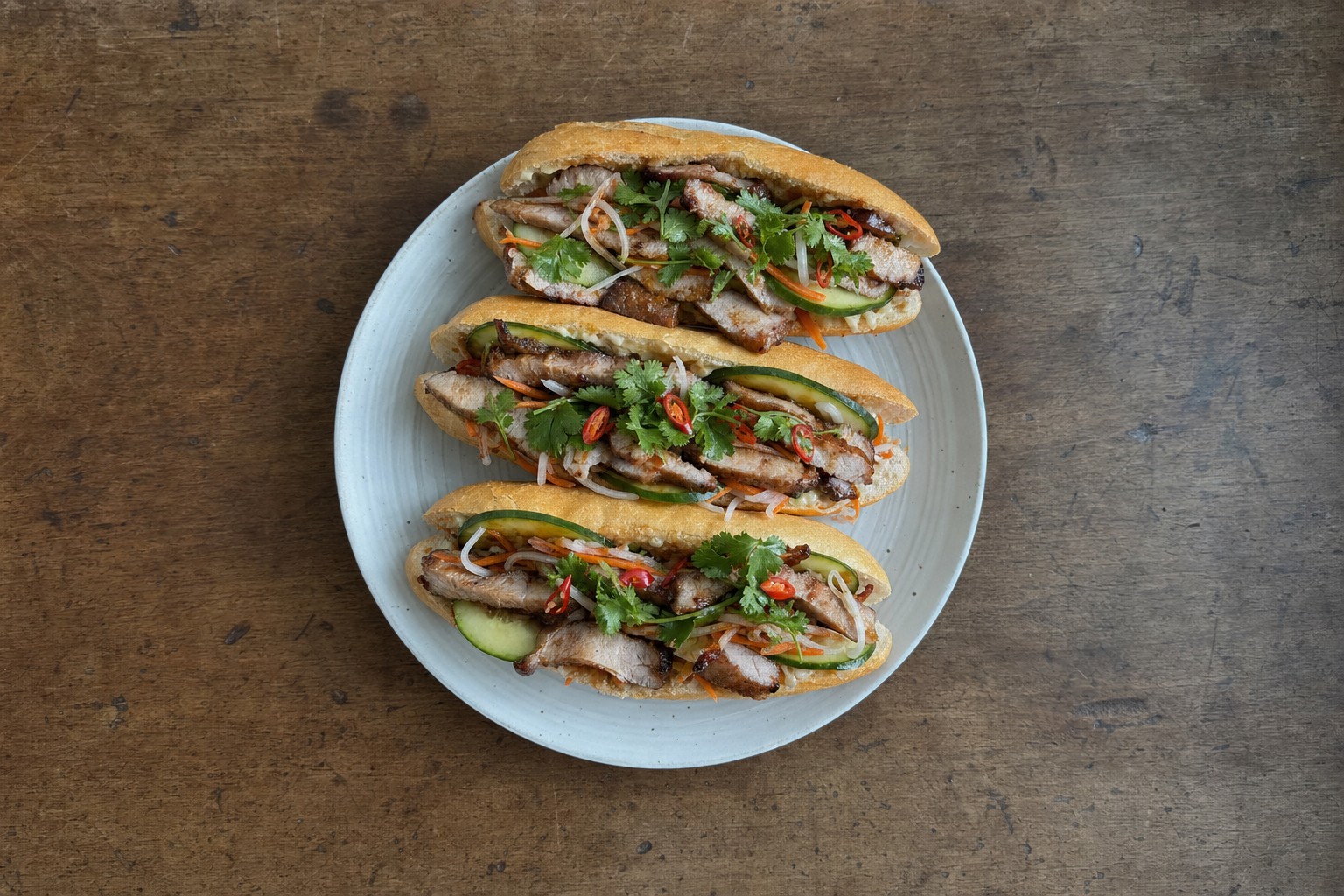 Bánh Mì de Porco Grelhado com Picles Rápido