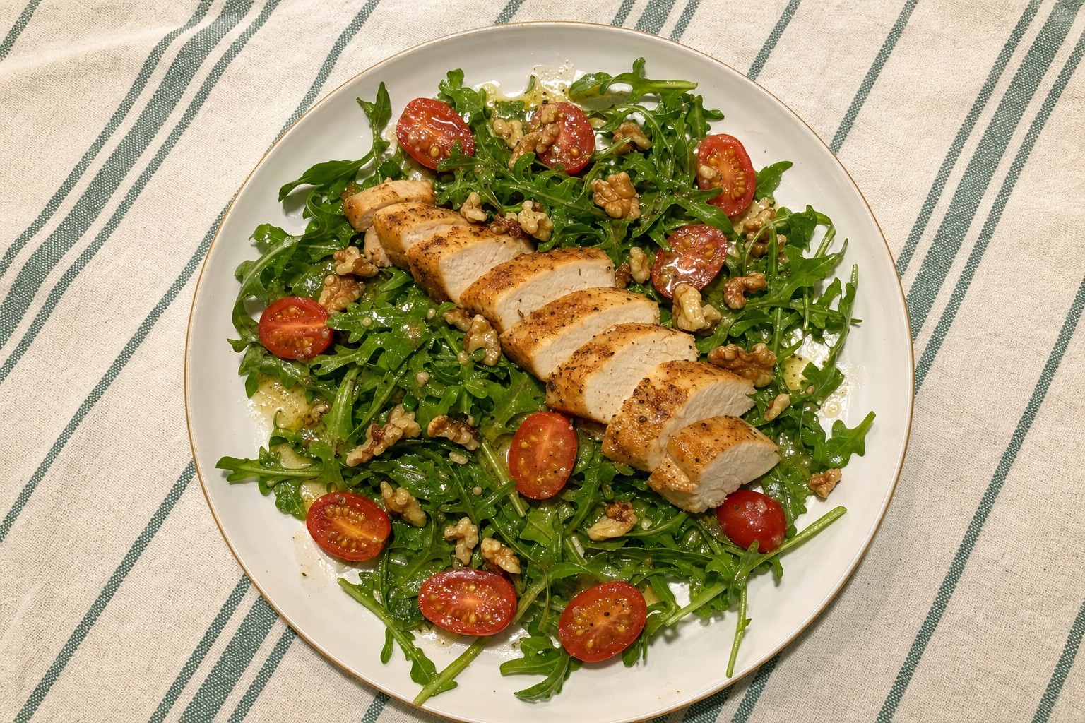 Salada de frango com rúcula e nozes