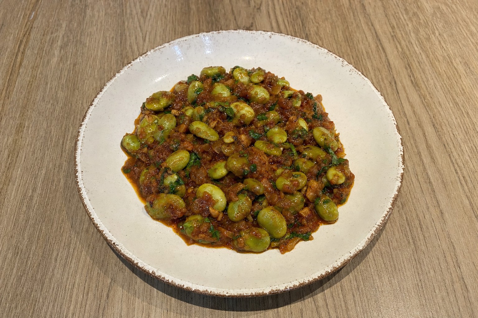 Favas com chouriço e coentros