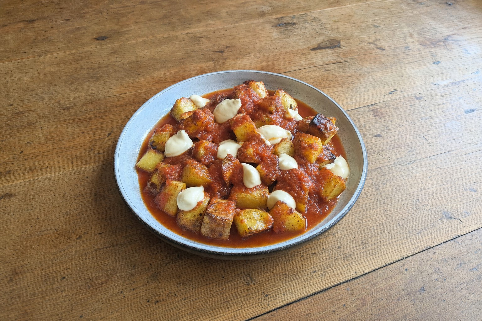 Patatas Bravas com Salsa Brava e Aioli