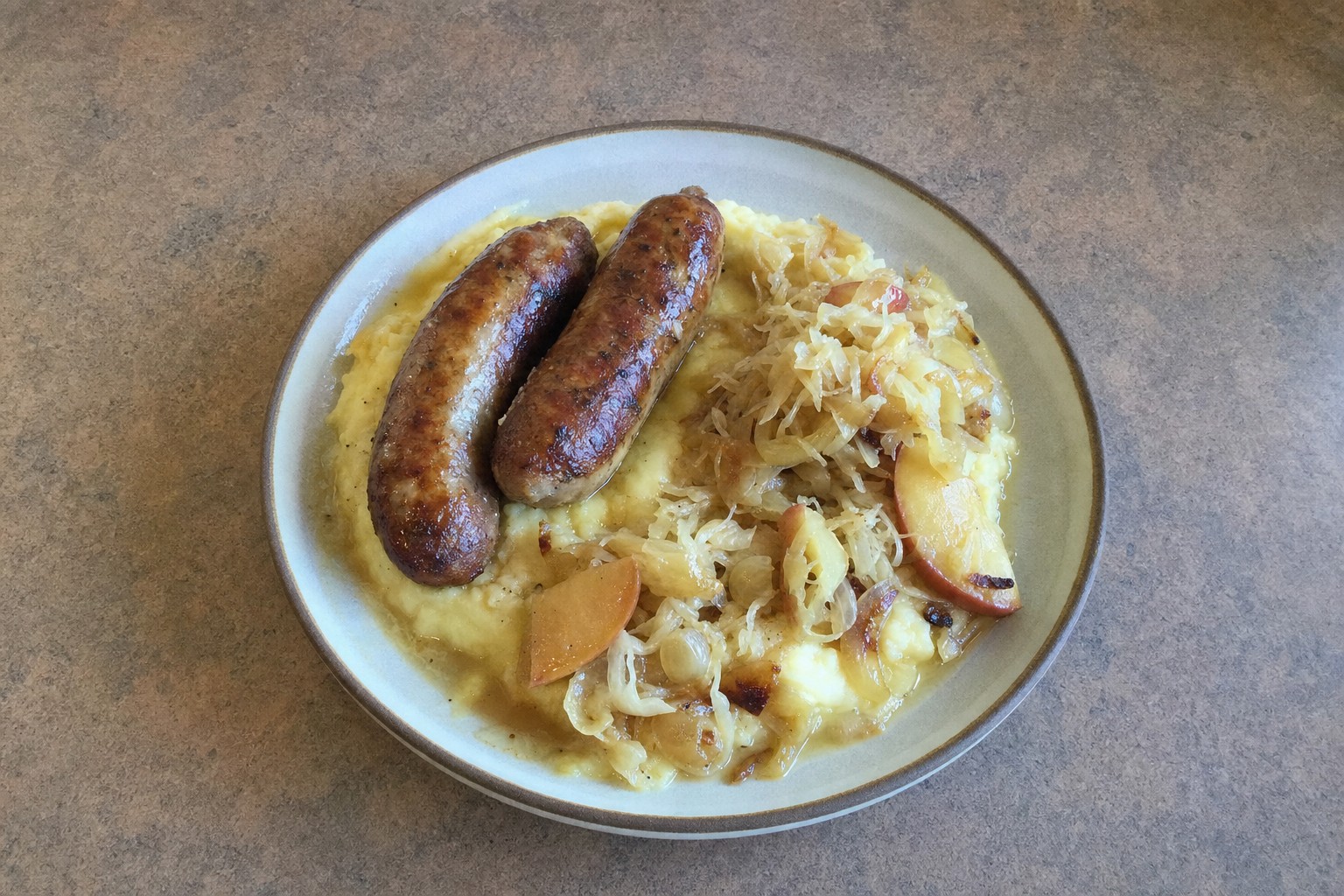Bratwurst com Chucrute e Puré de Batata