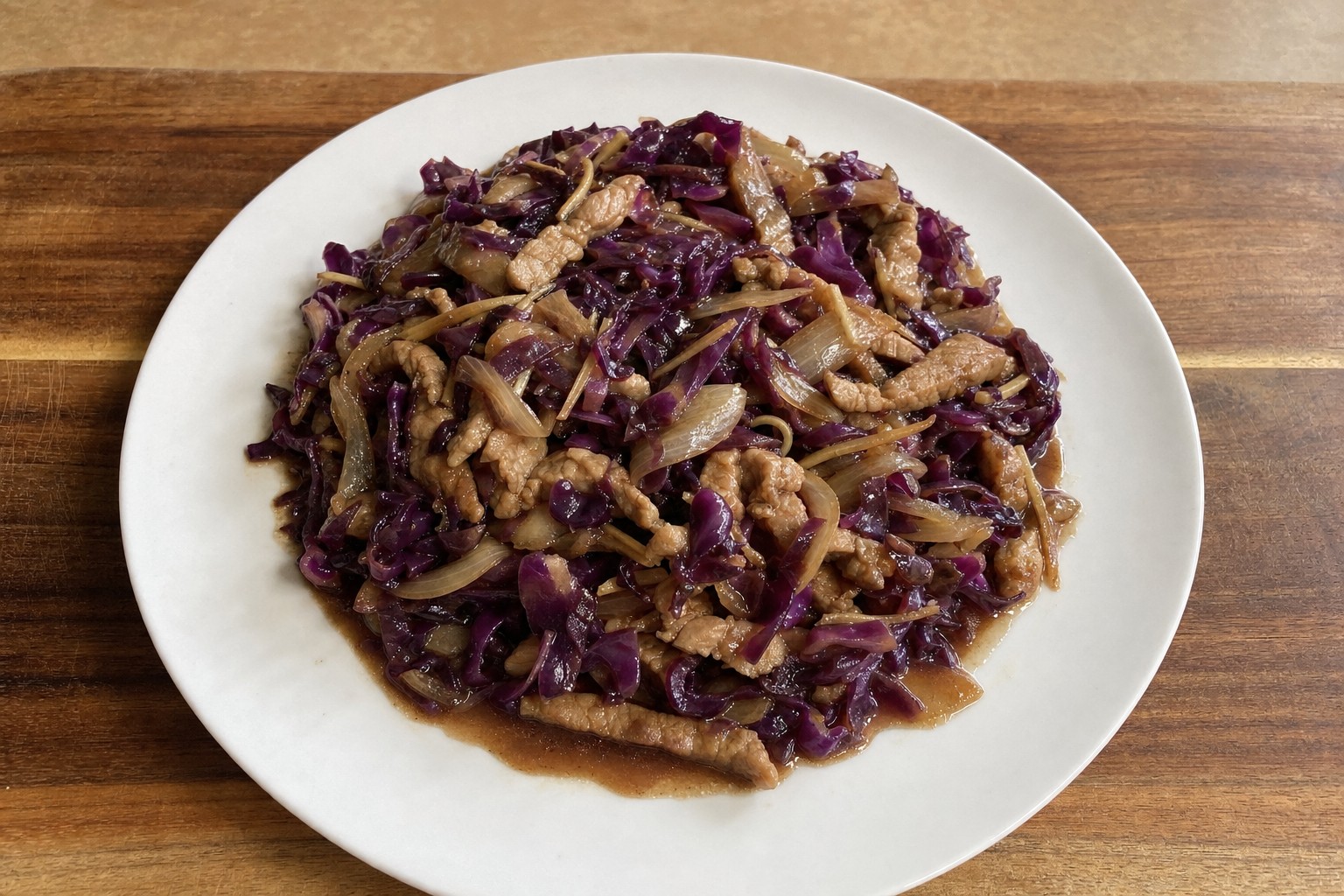 Salteado de Porco com Couve Lombarda e Molho de Soja