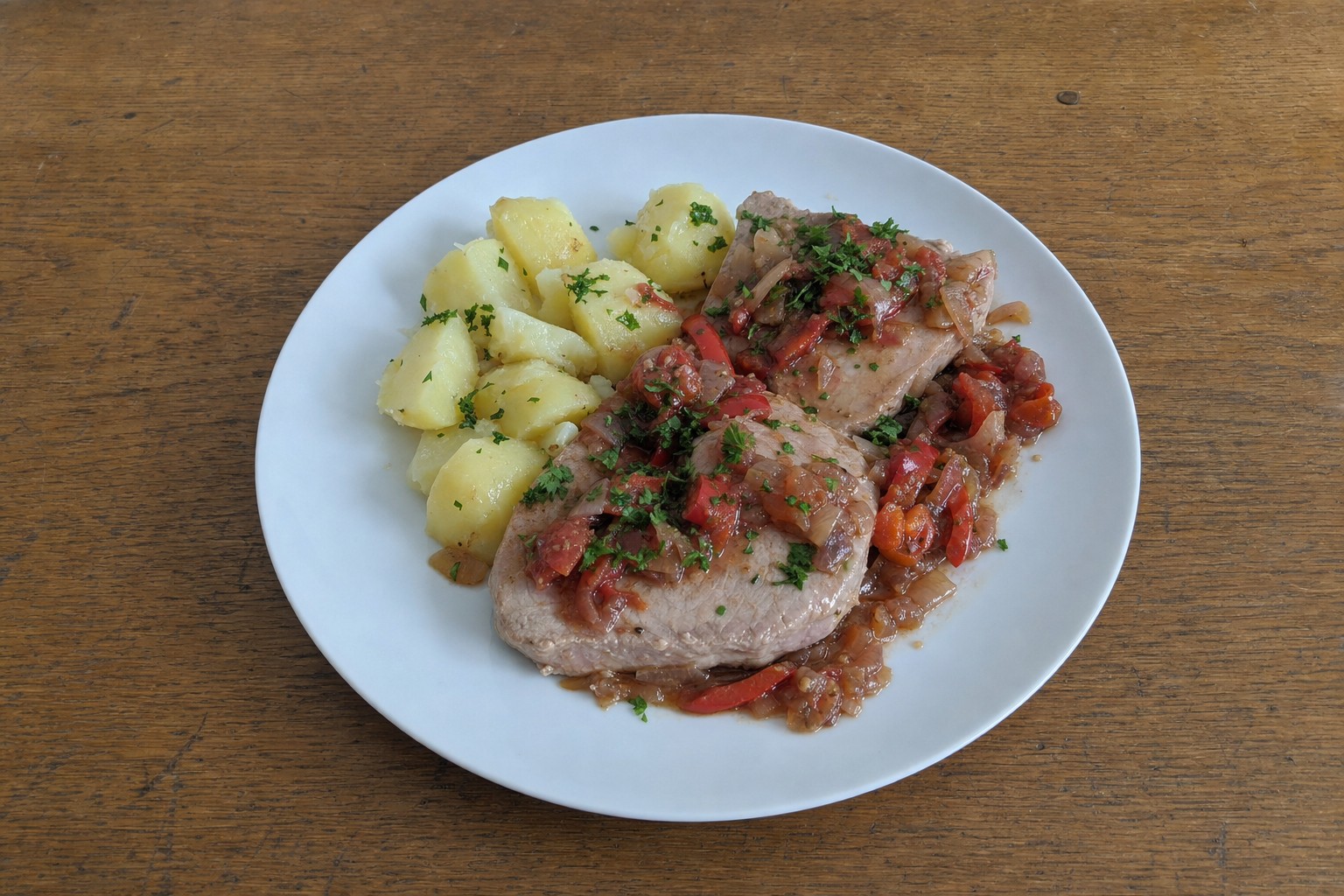 Atum em Cama de Cebolada com Batata Cozida