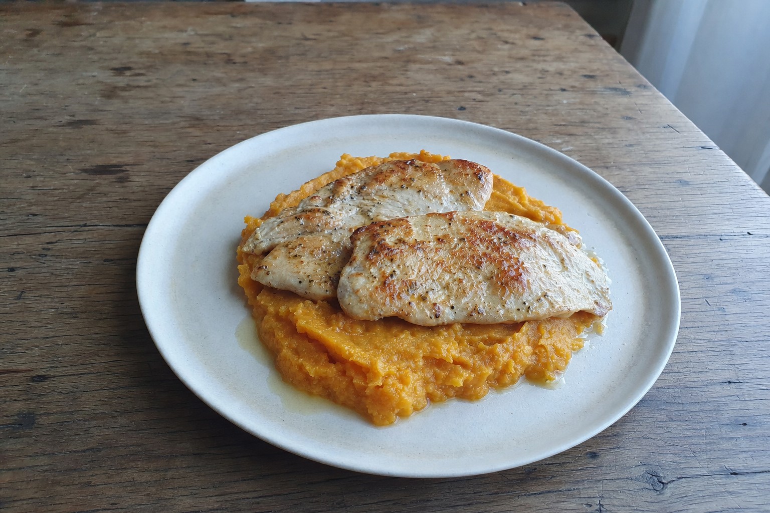 Bifinhos de Peru Marinados com Puré de Batata-Doce