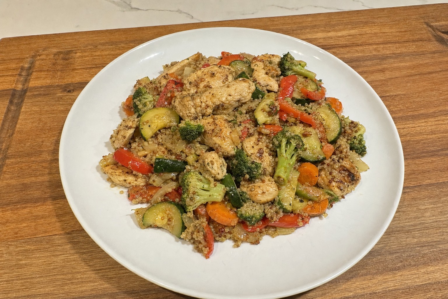 Frango com Quinoa e Legumes Salteados