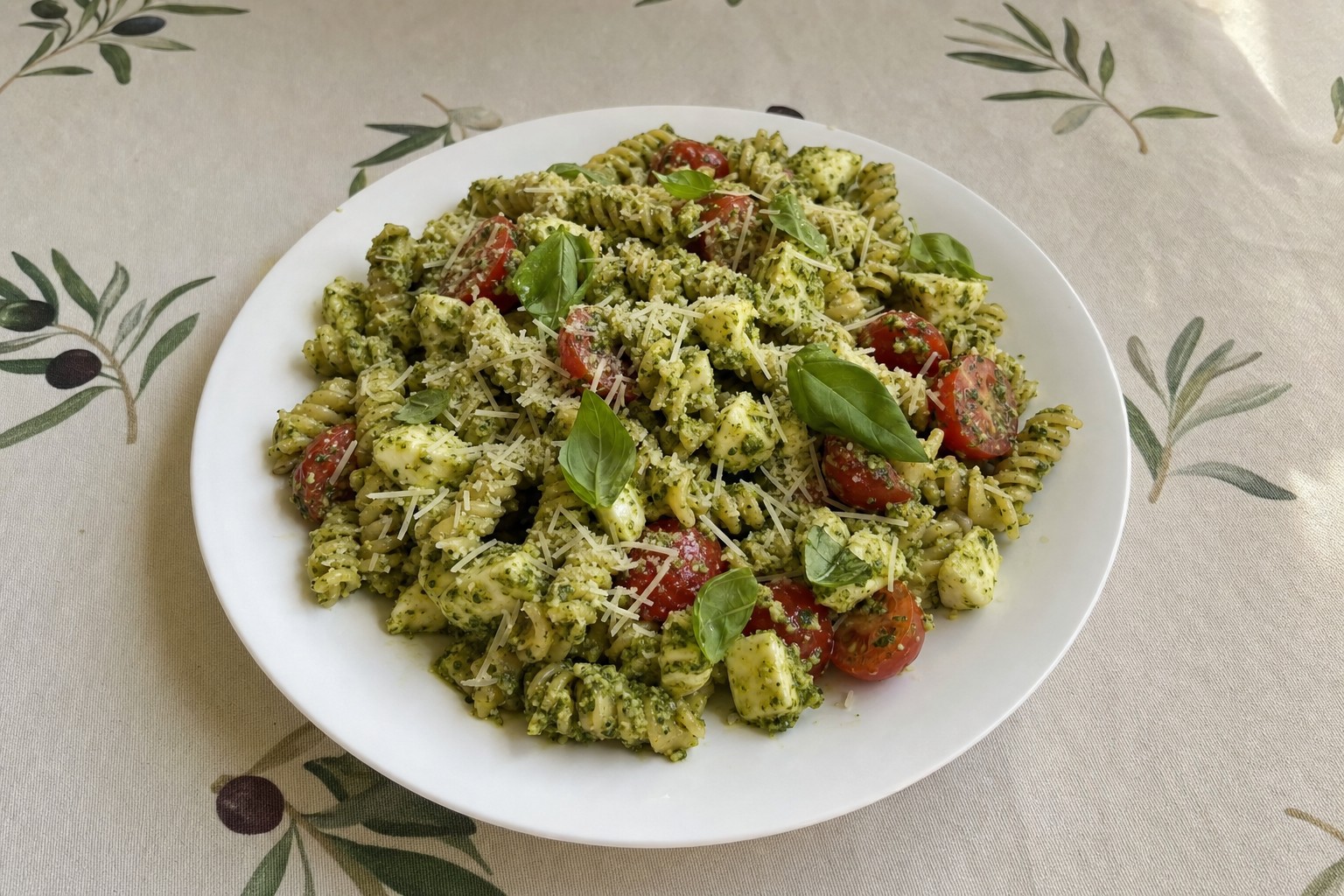 Salada Fria de Massa com Pesto e Tomate Cereja