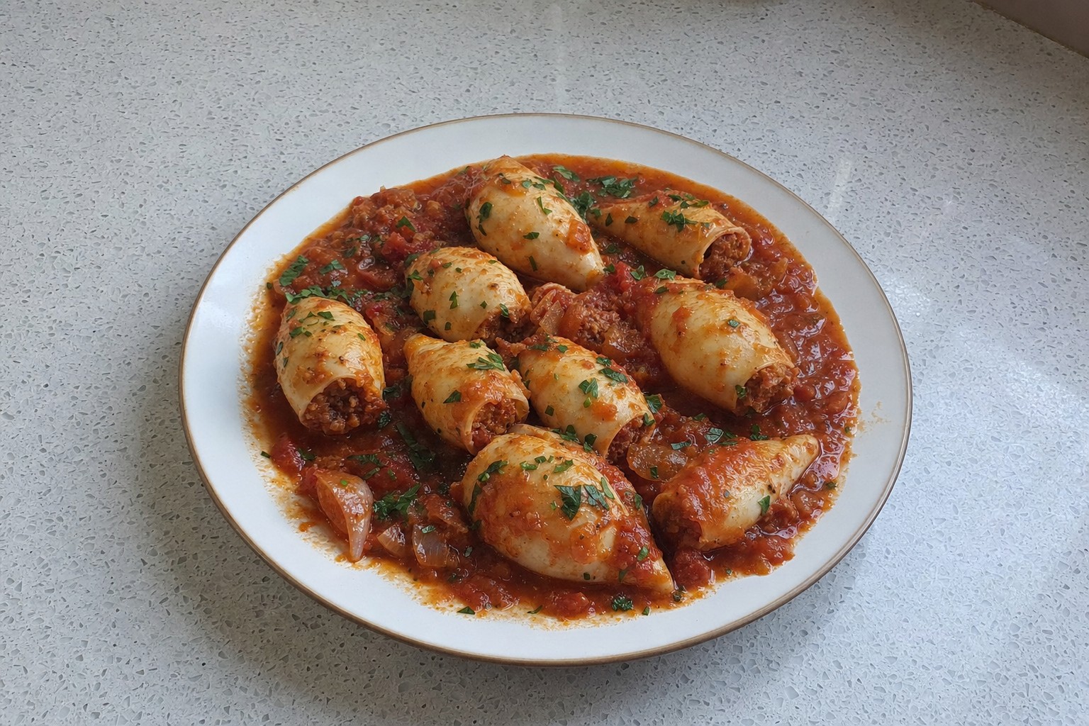 Lulas Recheadas com Chouriço ao Molho de Tomate
