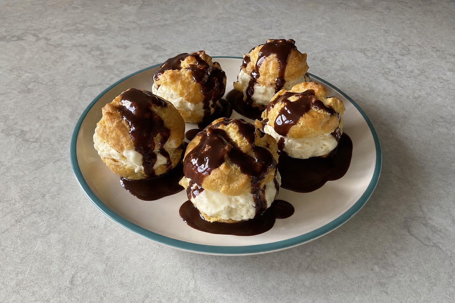 Profiteroles com Gelado de Baunilha e Molho de Chocolate