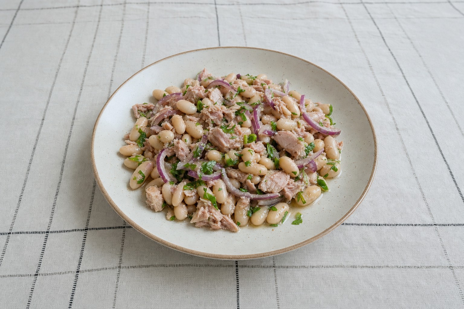 Salada Fria de Feijão Branco com Atum e Cebola Roxa