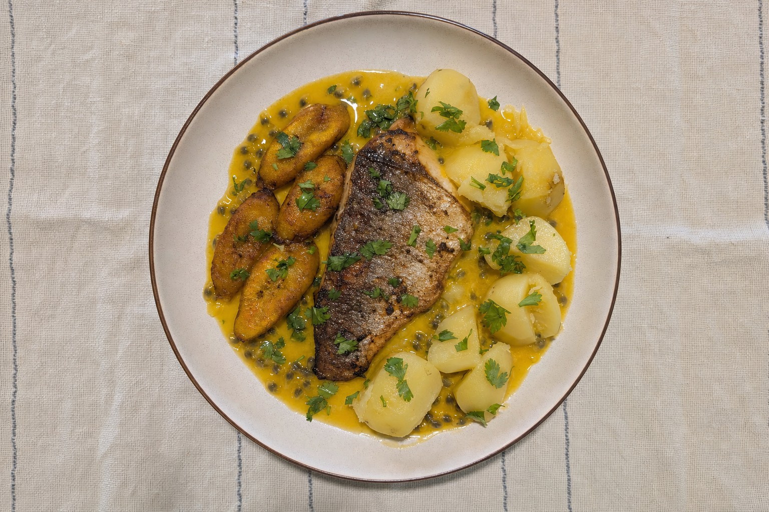 Peixe-espada preto grelhado com banana e molho de maracujá