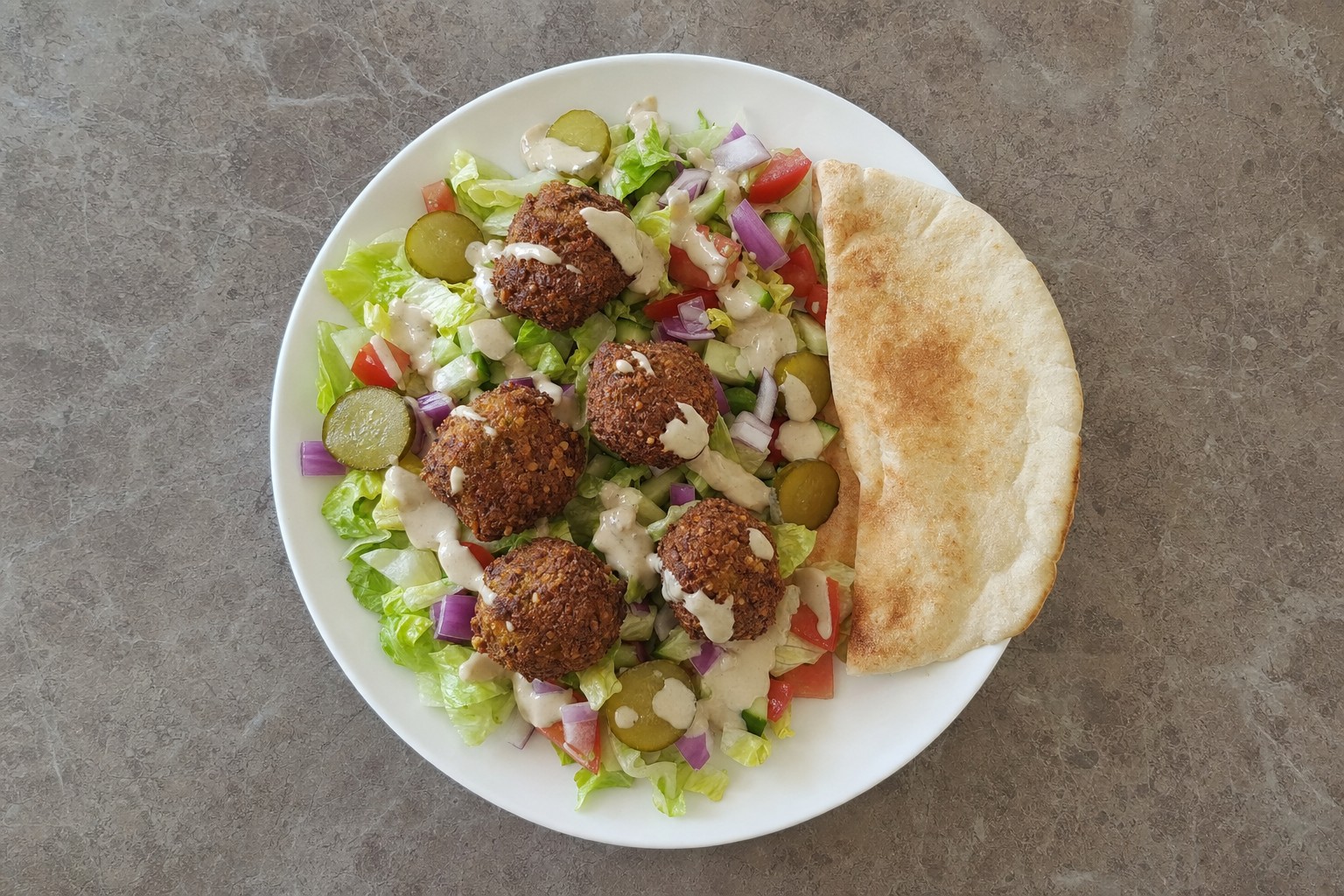 Prato de Pita com Falafel e Molho de Tahini