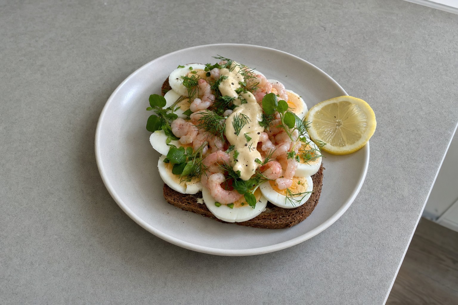 Smørrebrød de Ovo e Camarão