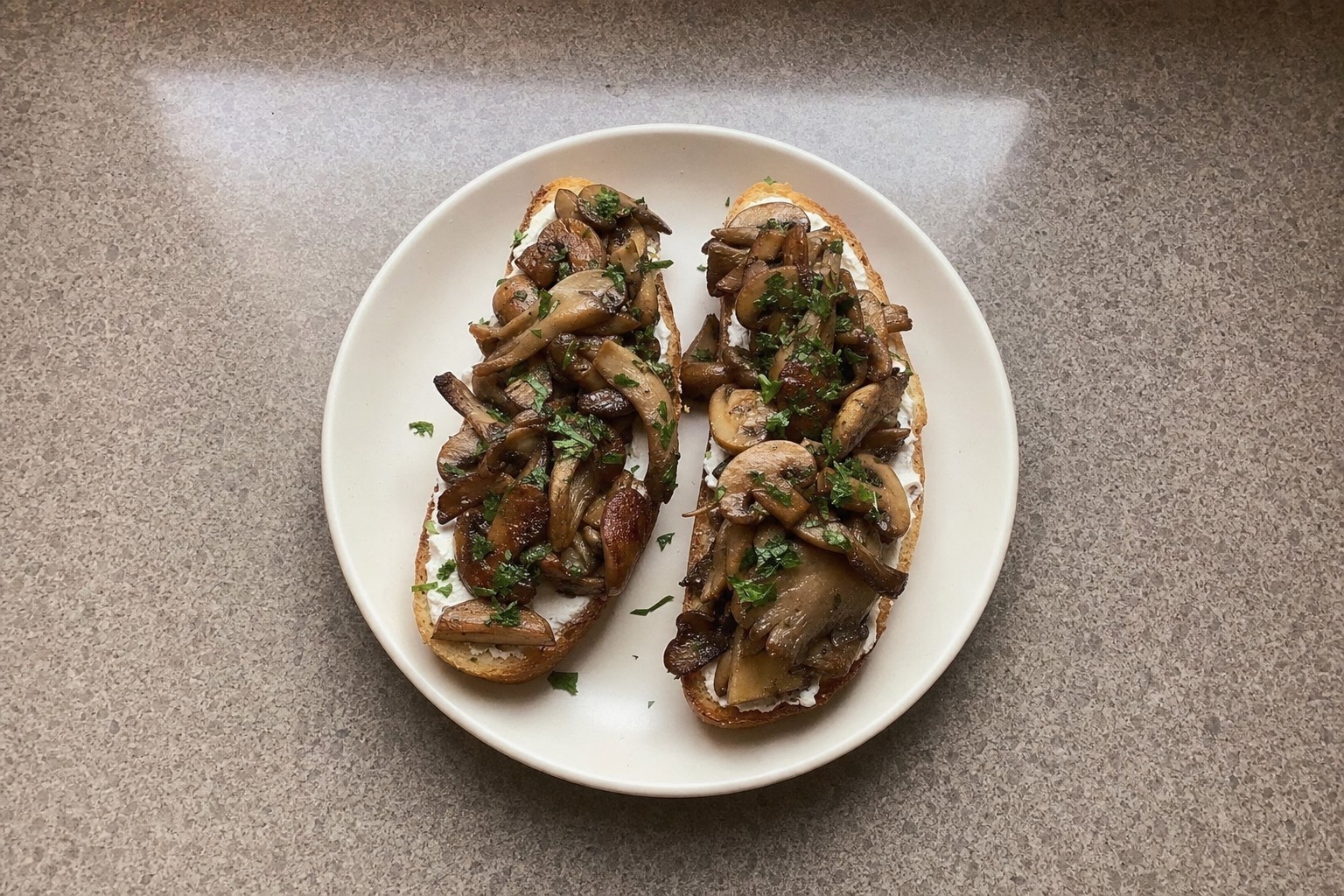 Tostas Altas de Cogumelos Salteados com Queijo Creme