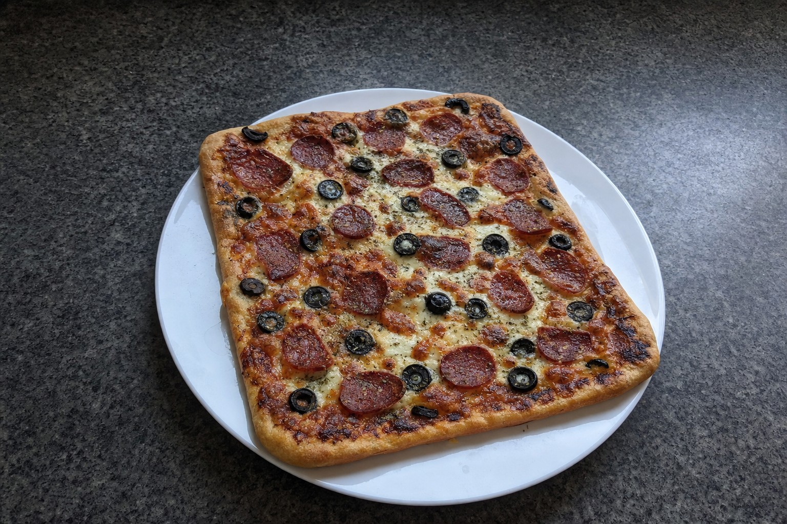 Pizza Caseira de Chouriço e Azeitonas