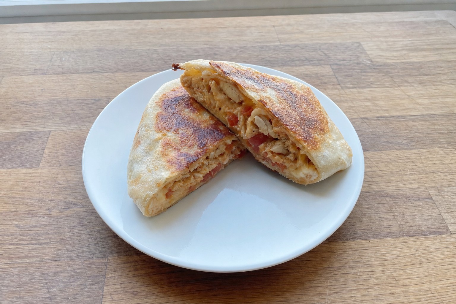 Wrap quente de frango e queijo na frigideira