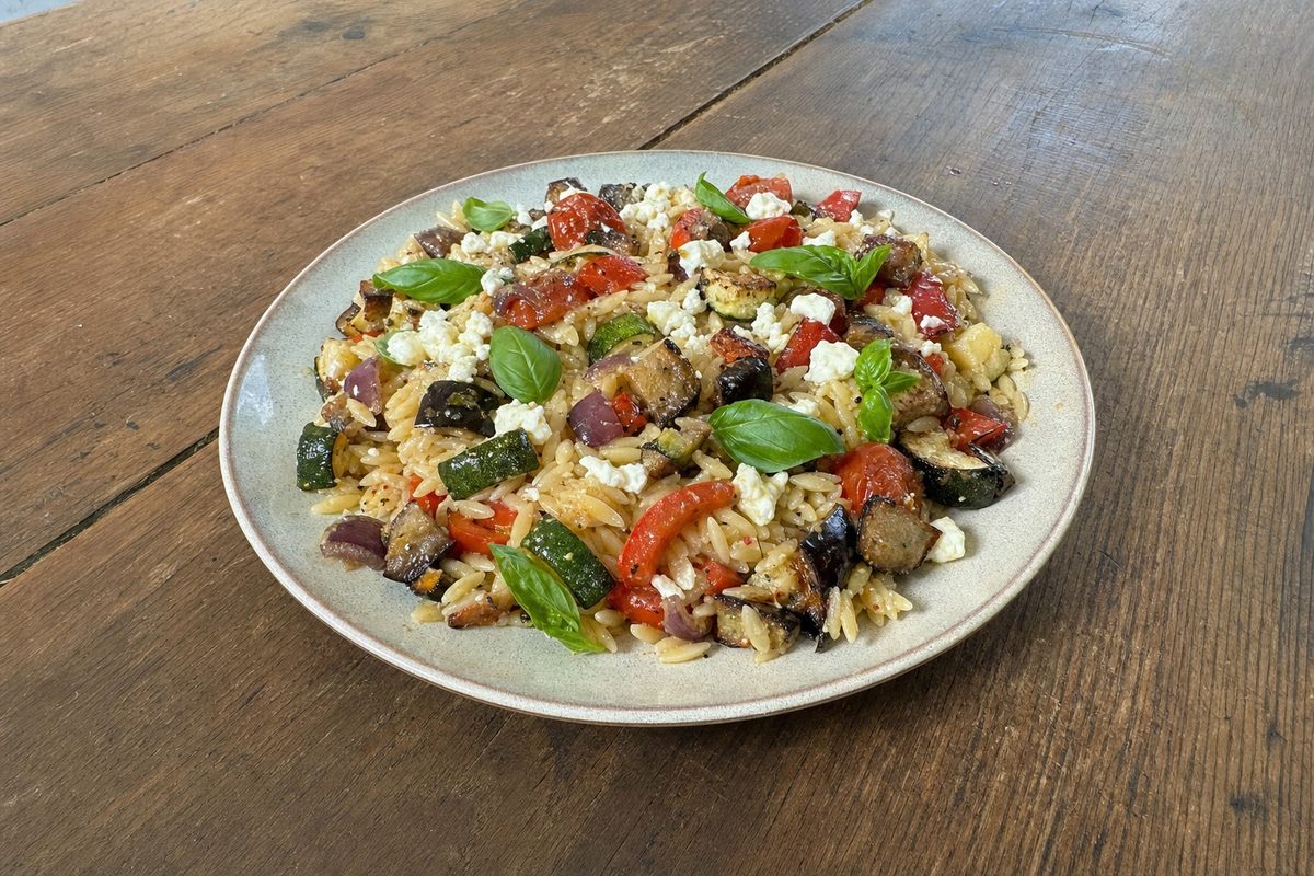 Orzo com Legumes Assados e Feta