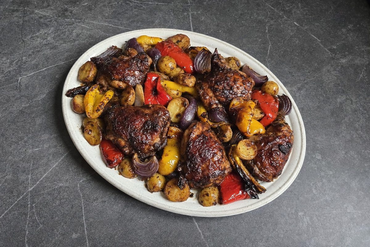 Frango BBQ em Tabuleiro com Legumes Assados