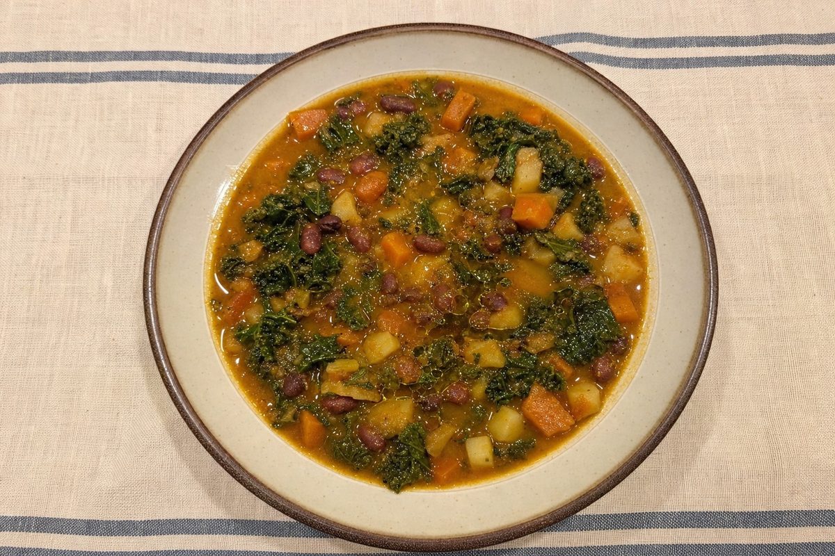 Sopa de feijão com couve e cenoura