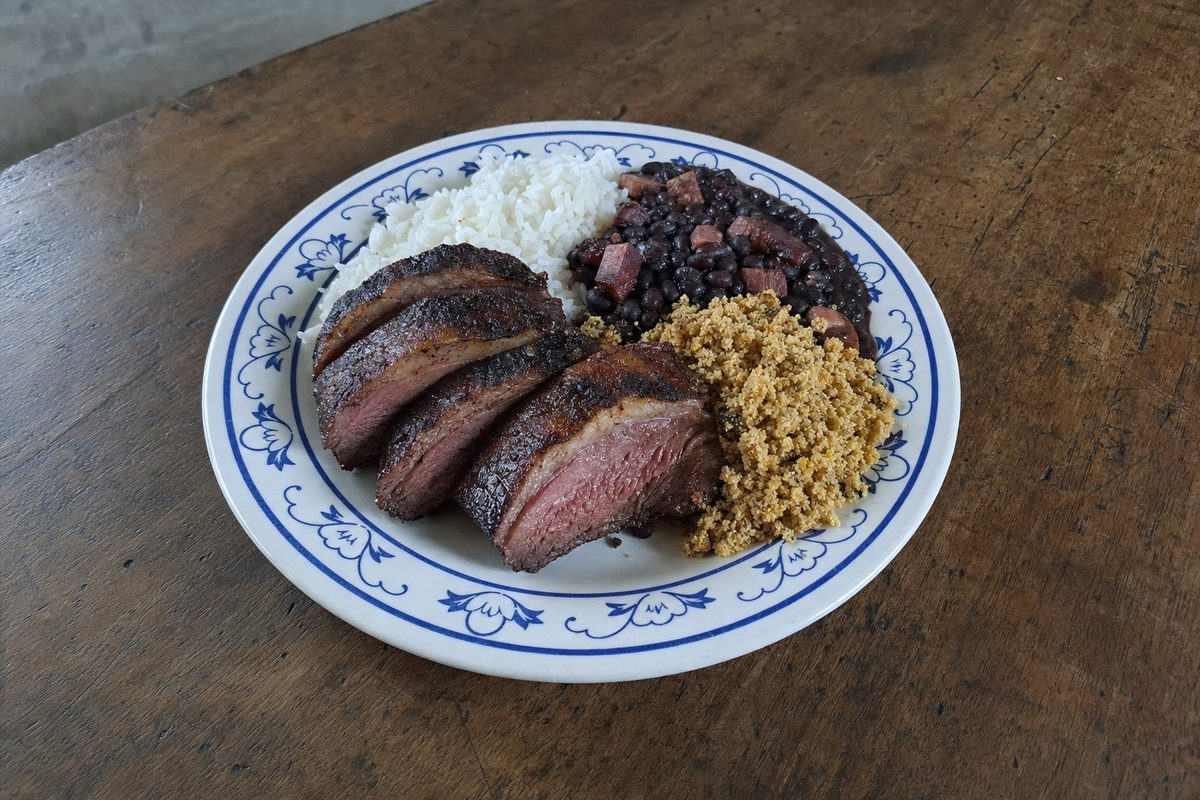 Picanha grelhada com arroz, feijão preto e farofa