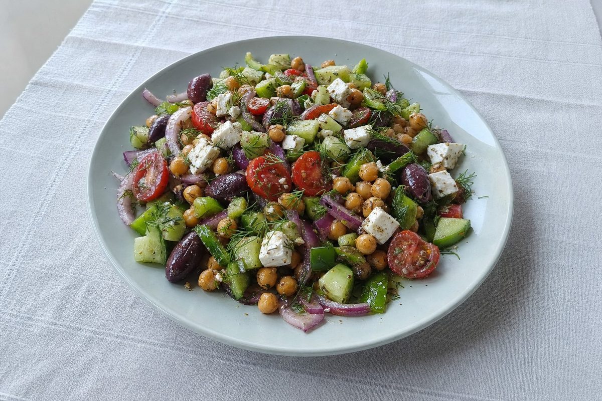 Salada Grega com Grão-de-Bico e Feta
