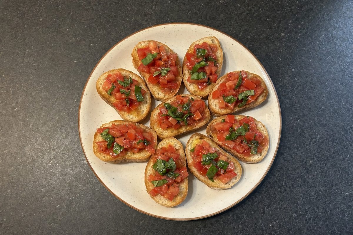 Bruschetta de Tomate e Manjericão