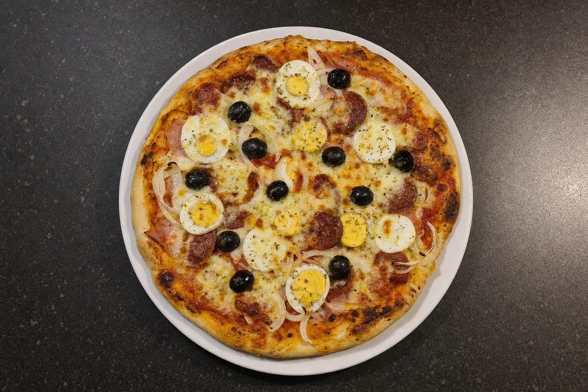 Pizza à portuguesa com chouriço e fiambre
