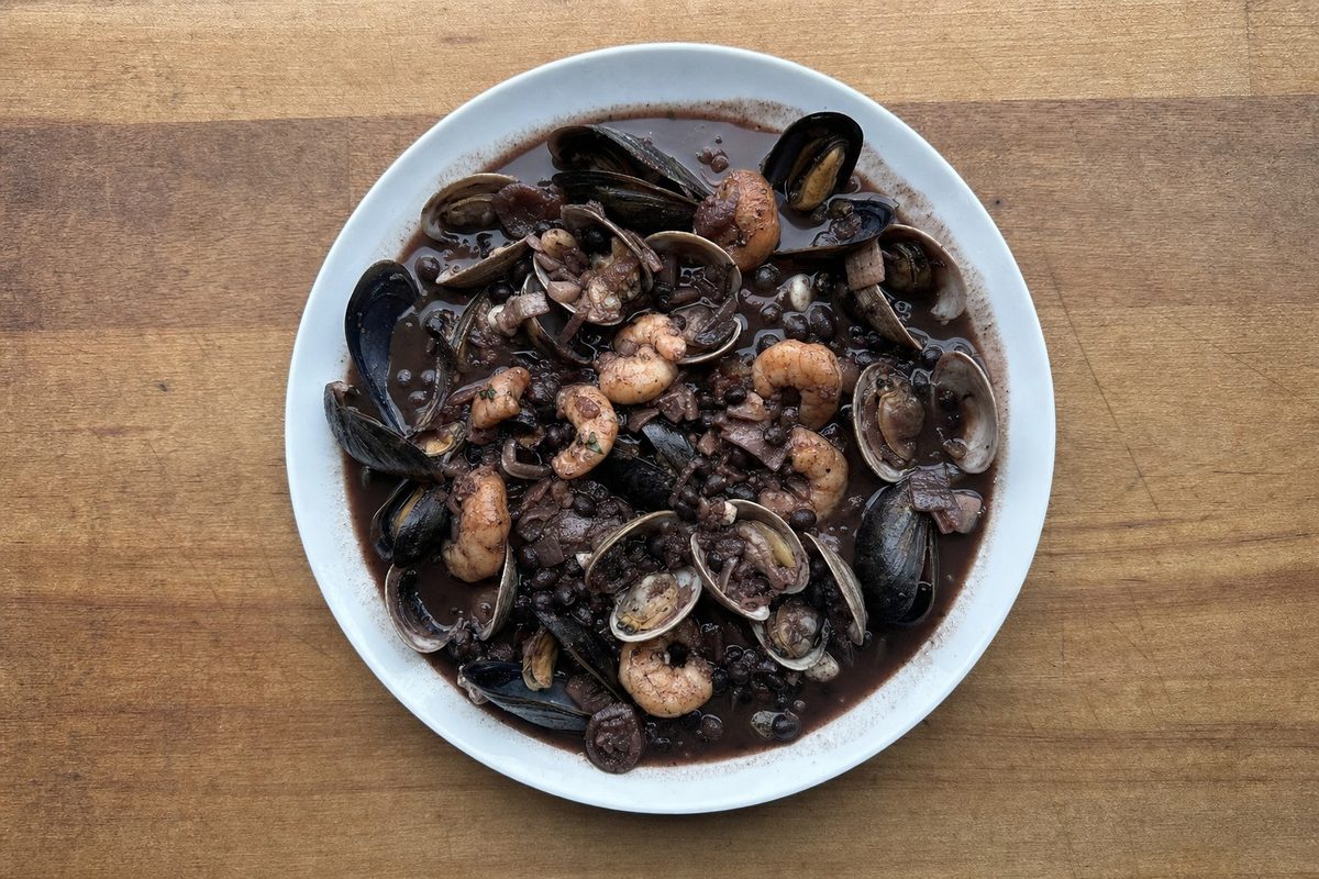 Feijoada de marisco com feijão preto