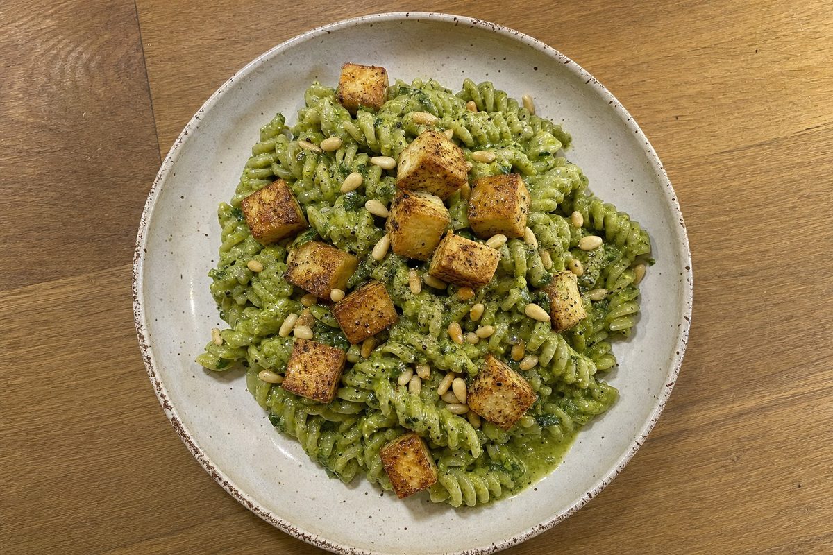 Espirais com Pesto de Ervilhas e Tofu Crocante