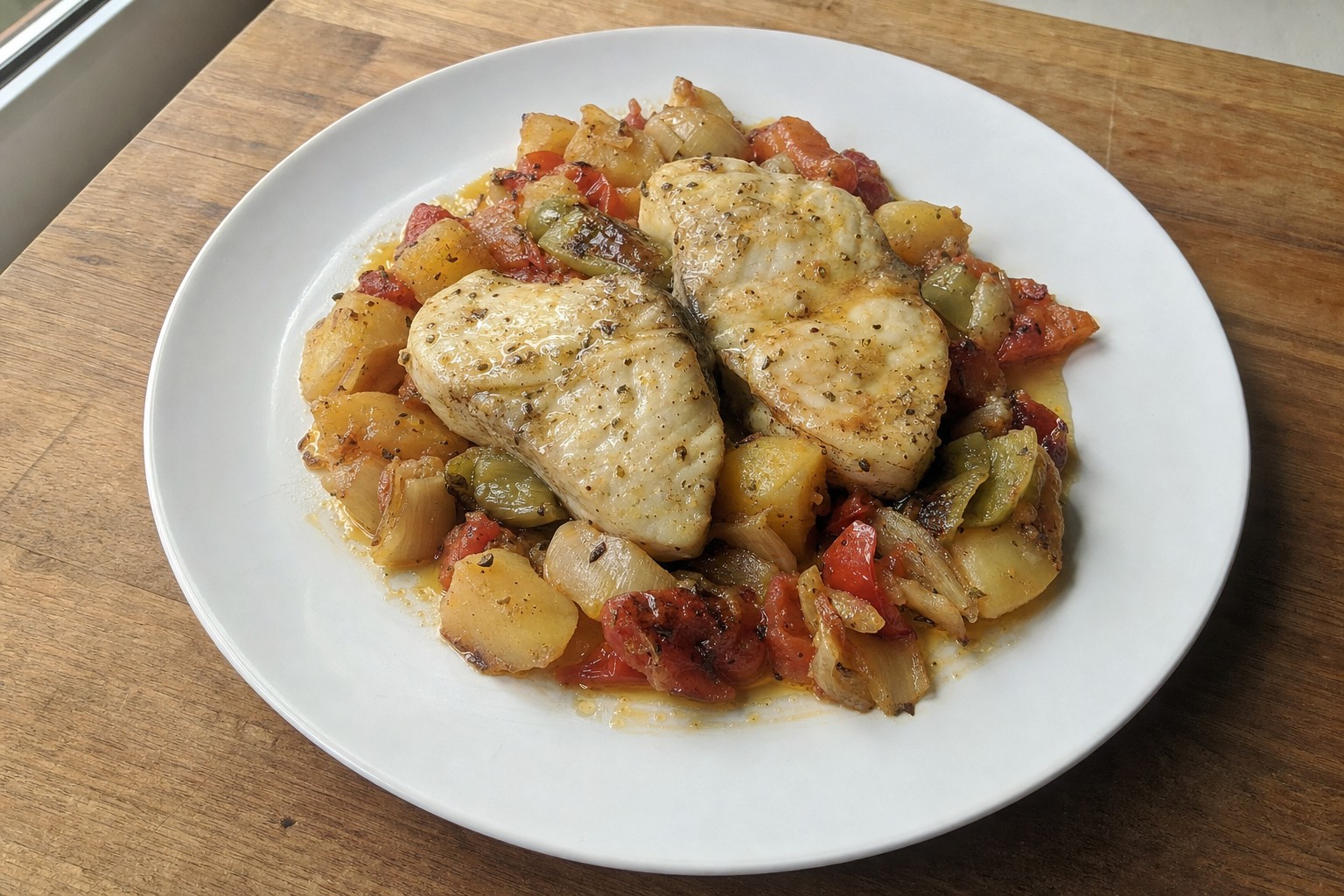 Cherne assado com legumes e azeite