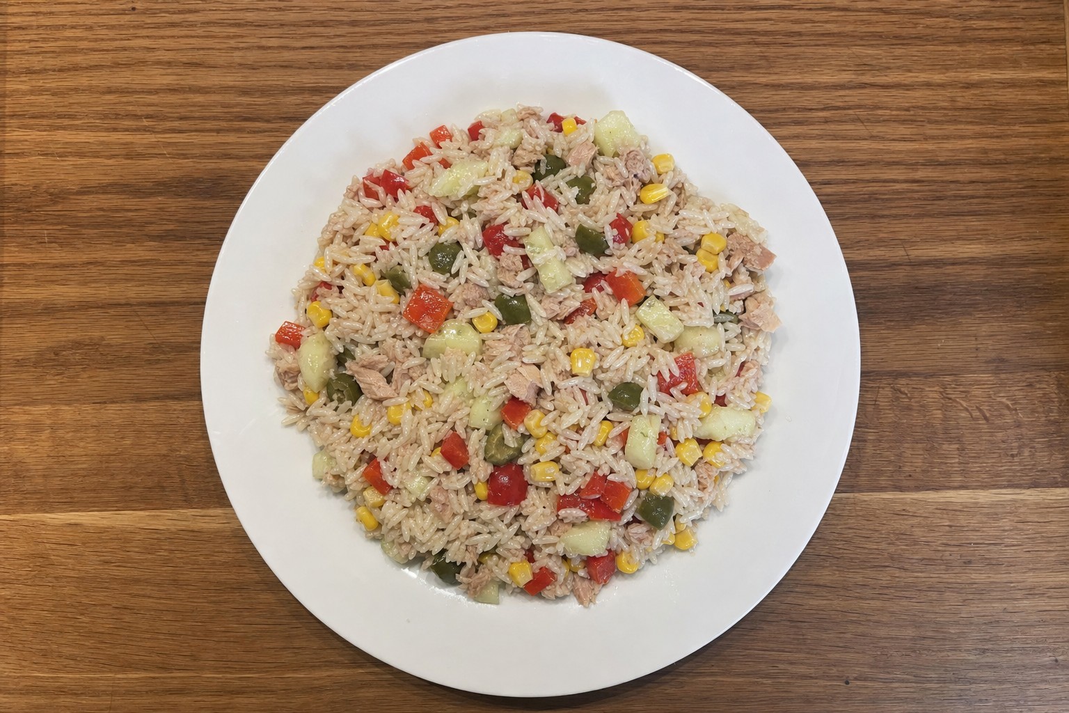 Salada de arroz com atum e vegetais