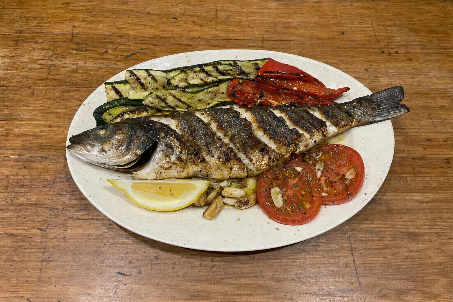 Robalo grelhado com legumes e azeite