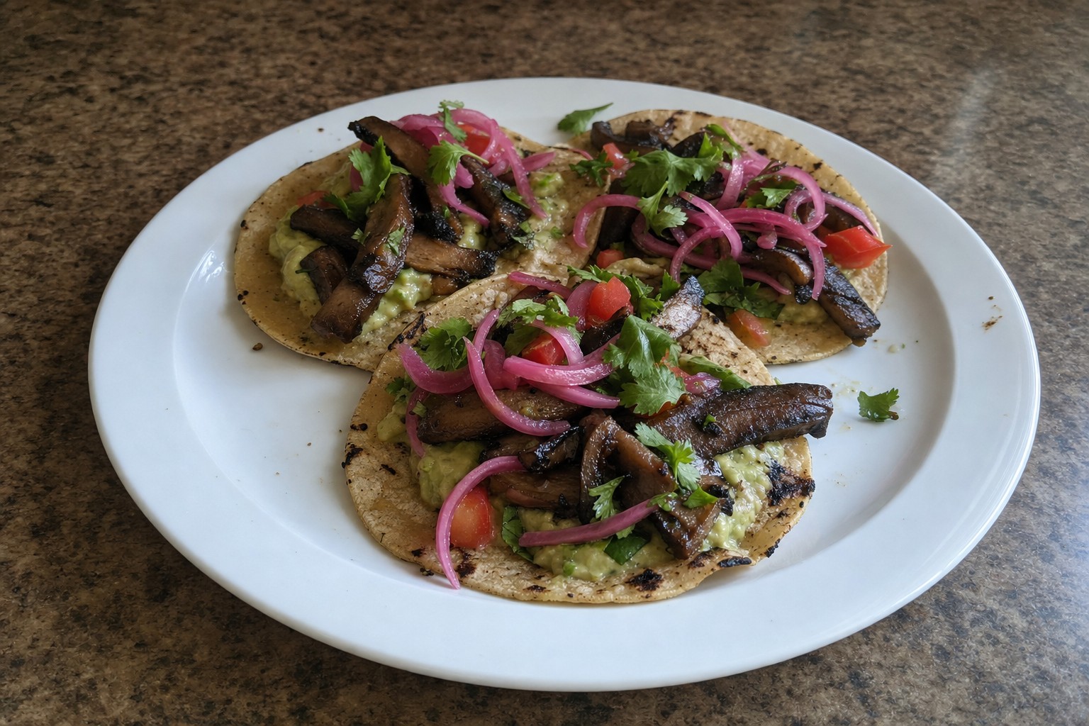 Tacos de Cogumelos com Salsa de Abacate e Cebola Encurtida