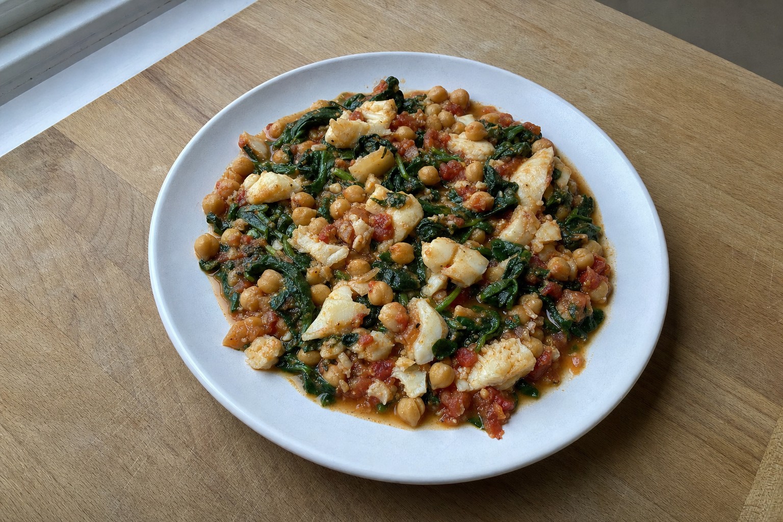 Bacalhau com espinafres e grão