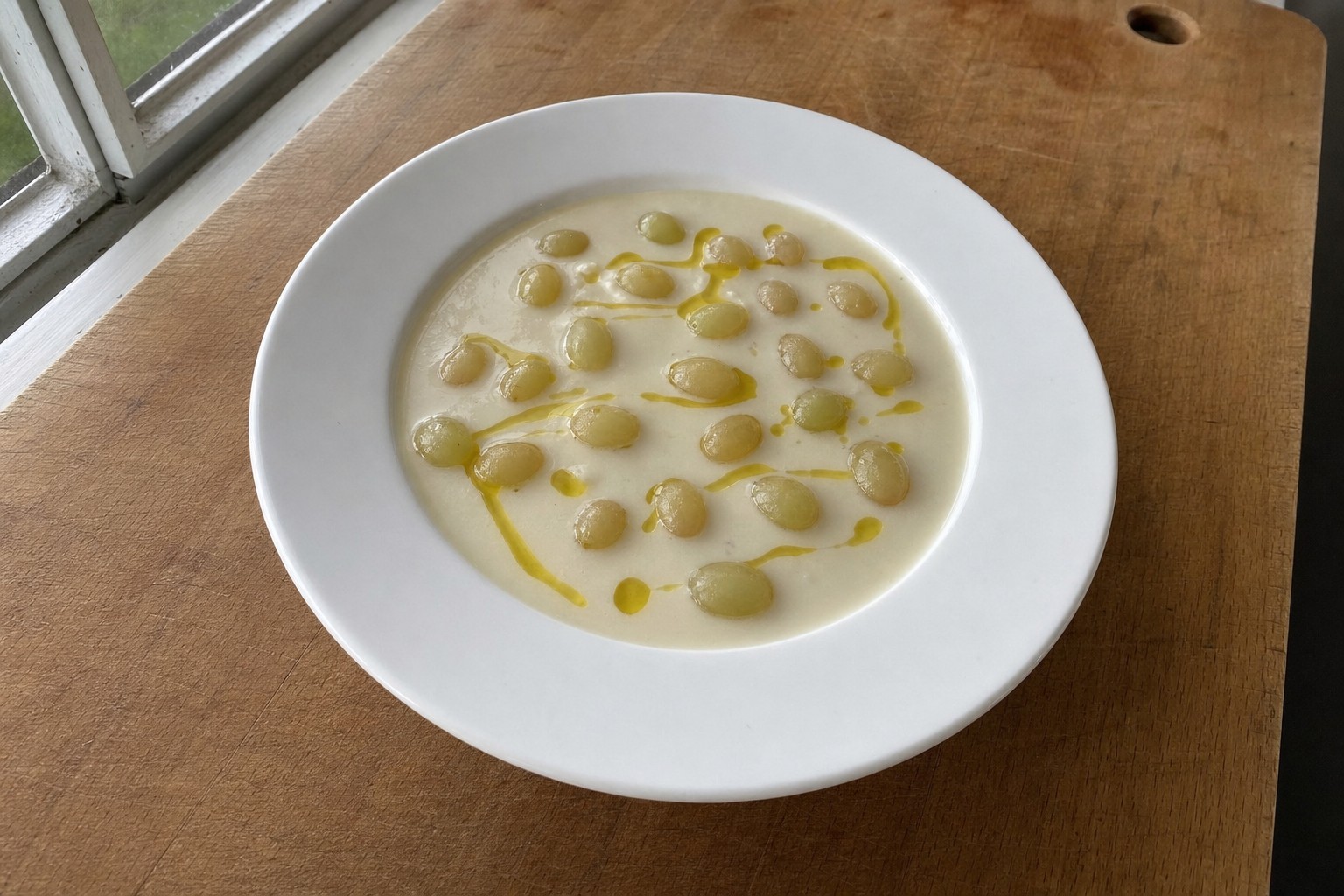 Ajoblanco (Sopa Fria de Amêndoa e Alho)