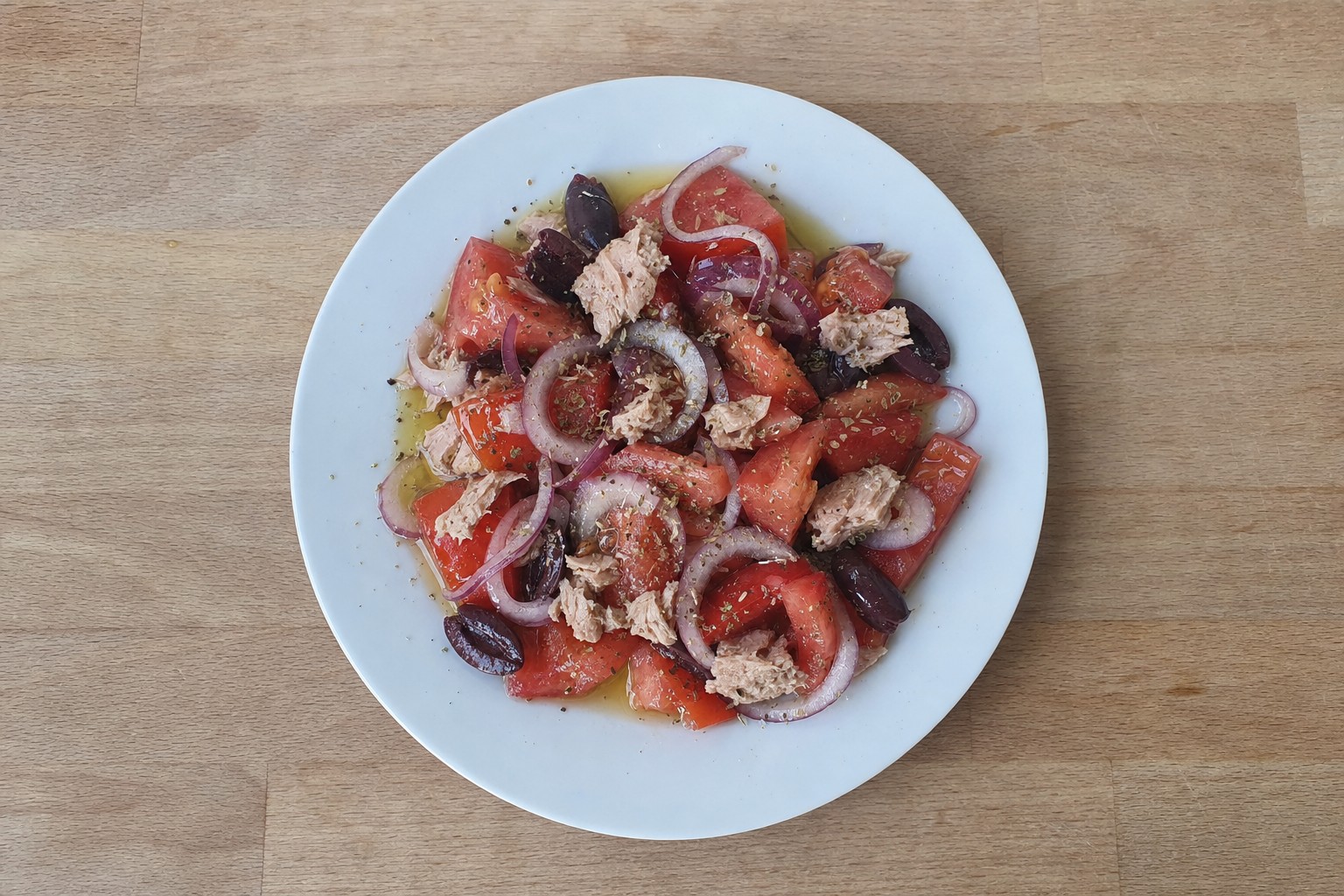Salada de tomate com atum e azeitonas